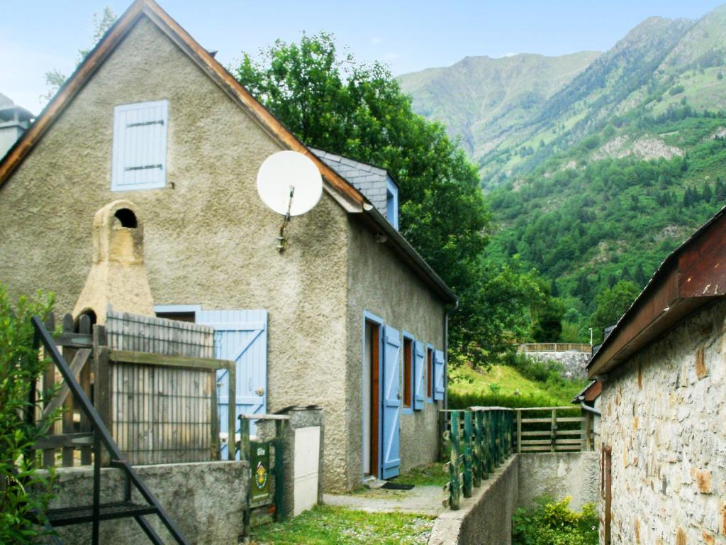 una casa con una antena parabólica a un lado en Maison de 3 chambres avec jardin clos a Aragnouet a 6 km des pistes, en Aragnouet