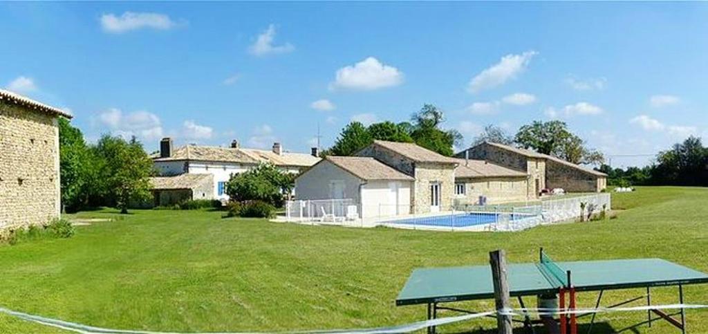 Πισίνα στο ή κοντά στο Maison charmante à Saint-Vincent-la-Châtre avec piscine partagée