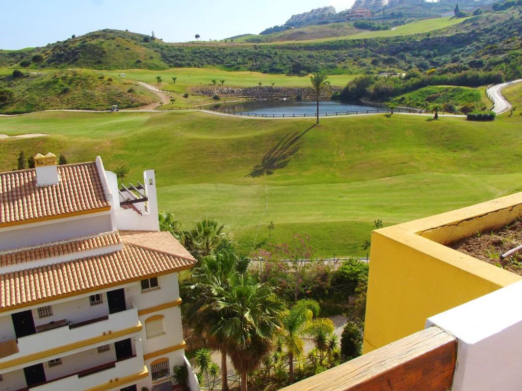 ミハス・コスタにある2 bedrooms appartement with shared pool and wifi at Cala de Mijas 3 km away from the beachの建物のバルコニーからゴルフコースの景色を望めます。