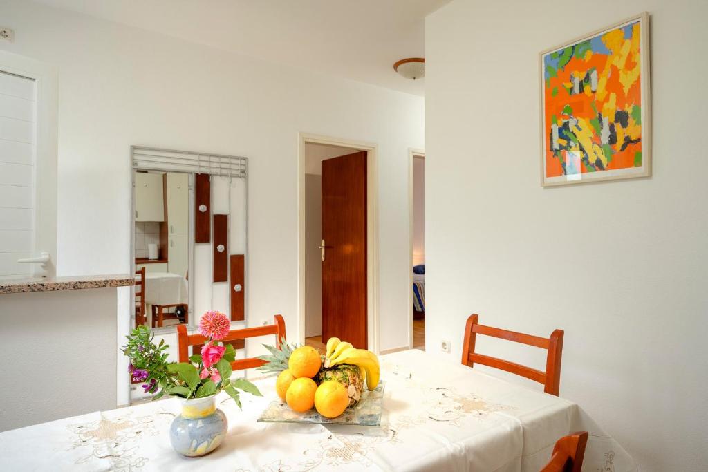 Apartments Bogdanić - One Bedroom Apartment With Garden View