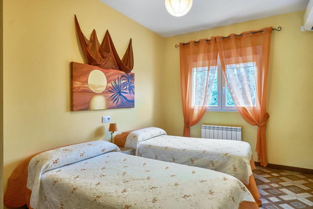 A bed or beds in a room at Spacious villa with pool in Porzuna - 90 m² and mountain view