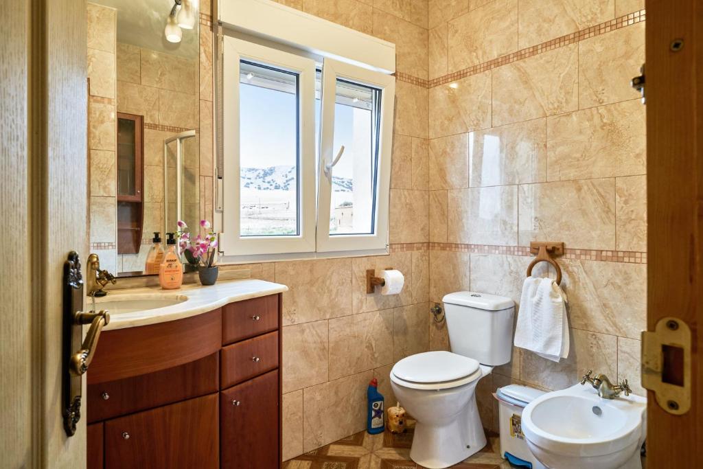 A bathroom at Spacious villa with pool in Porzuna - 90 m² and mountain view