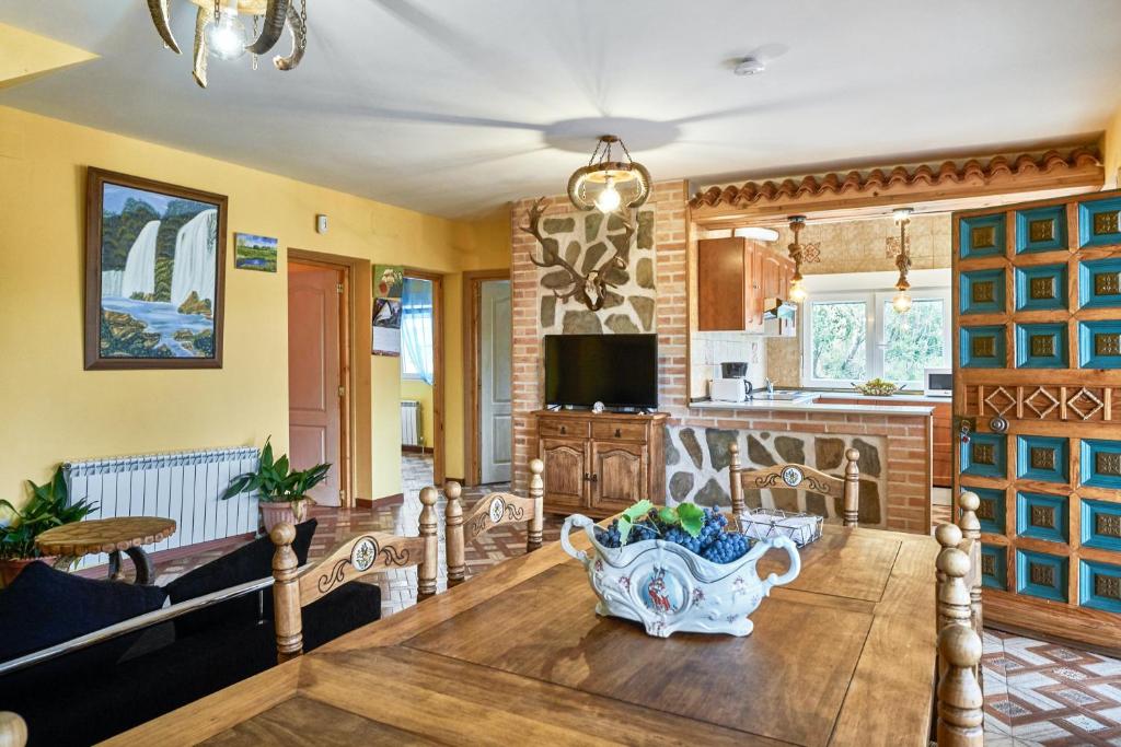 A kitchen or kitchenette at Spacious villa with pool in Porzuna - 90 m² and mountain view