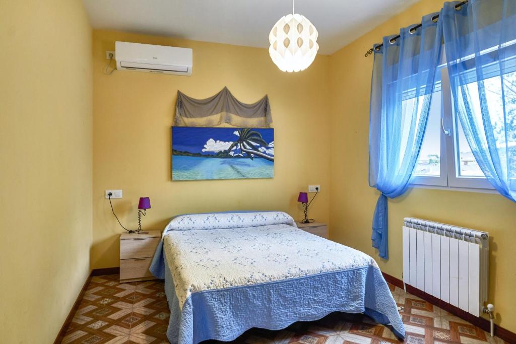 A bed or beds in a room at Spacious villa with pool in Porzuna - 90 m² and mountain view