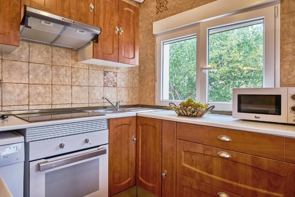 A kitchen or kitchenette at Spacious villa with pool in Porzuna - 90 m² and mountain view