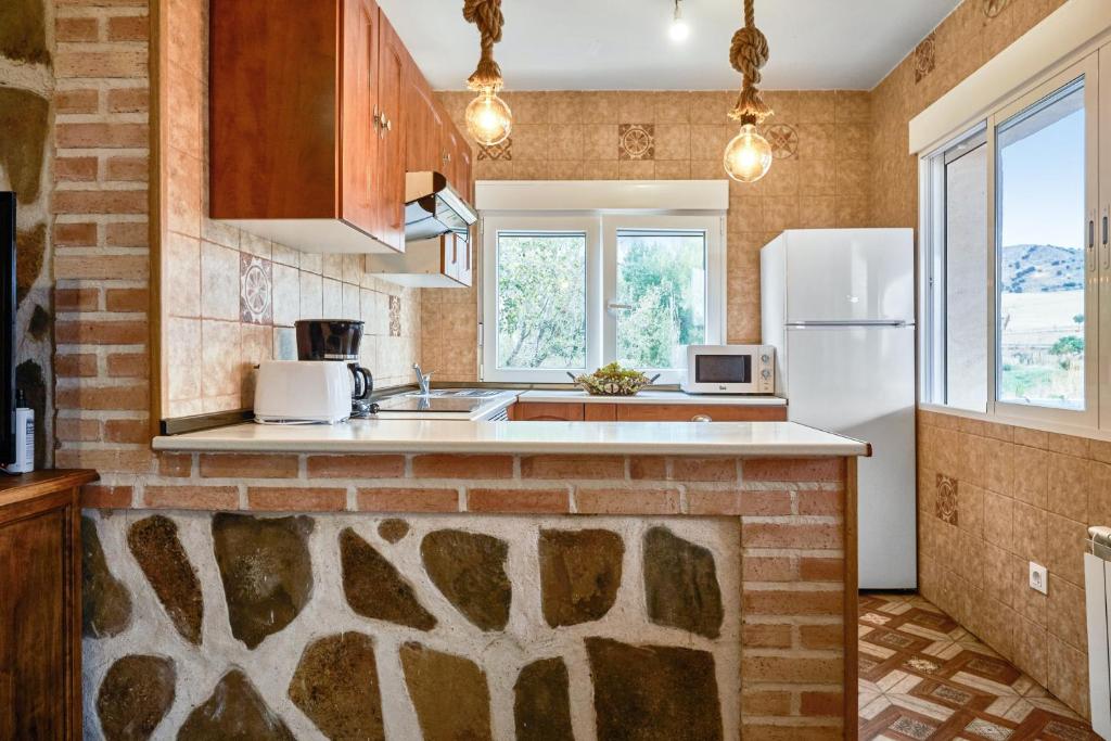 A kitchen or kitchenette at Spacious villa with pool in Porzuna - 90 m² and mountain view