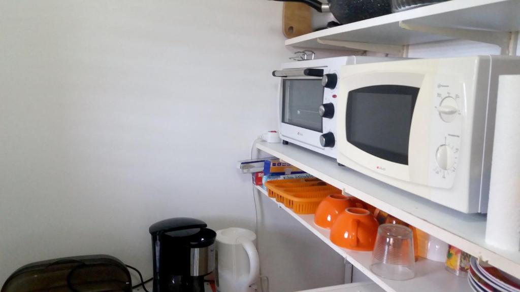 Kuchyň nebo kuchyňský kout v ubytování Studio charmant à Sainte-Anne avec piscine privée, 25 m²