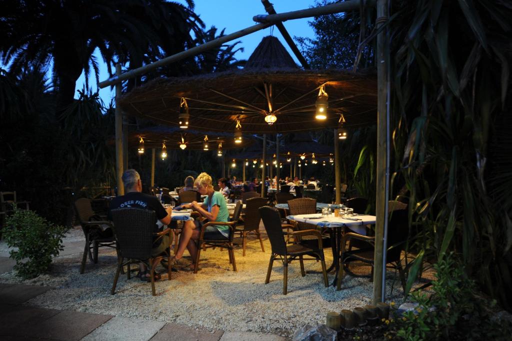 Ogród w obiekcie Camping Village Rosselba Le Palme