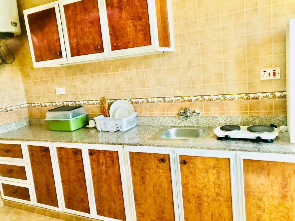 Kuchyň nebo kuchyňský kout v ubytování ALJAWHARA INN HOTEL