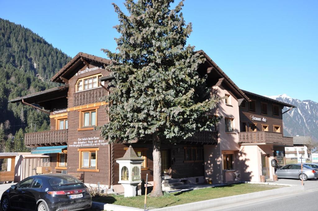 Nespecifikovaný výhled na hory nebo výhled na hory při pohledu z hotelu