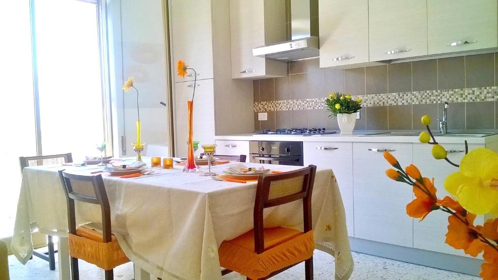 A kitchen or kitchenette at Bright Apartment in Alcamo: 100 m² with Sea View