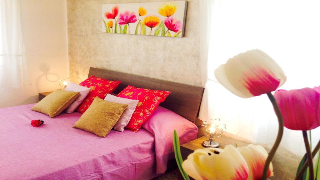 A bed or beds in a room at Bright Apartment in Alcamo: 100 m² with Sea View