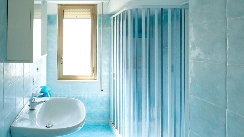 A bathroom at Bright Apartment in Alcamo: 100 m² with Sea View
