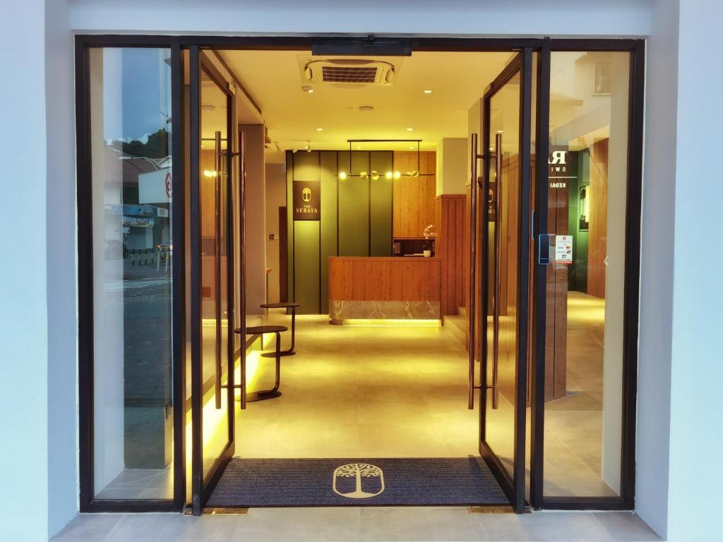 wejście do budynku ze szklanymi drzwiami w obiekcie The Seraya Hotel w mieście Kota Kinabalu