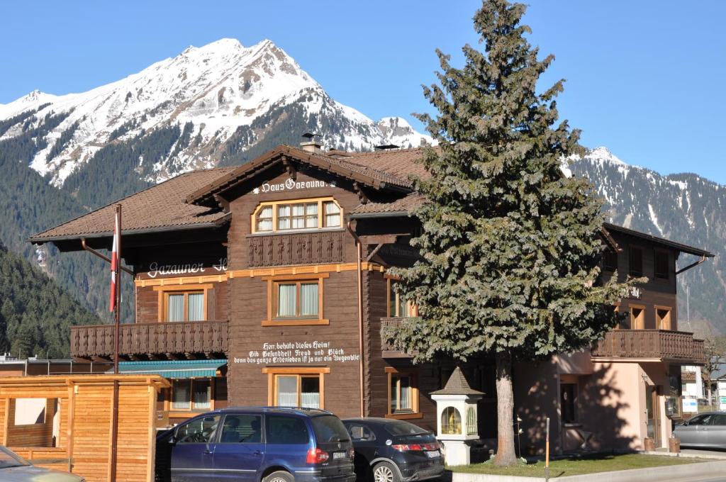 Nespecifikovaný výhled na hory nebo výhled na hory při pohledu z hotelu