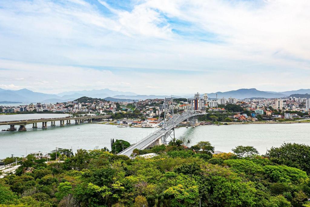  Apartamento em condomínio com infra completa e vista mar CA17