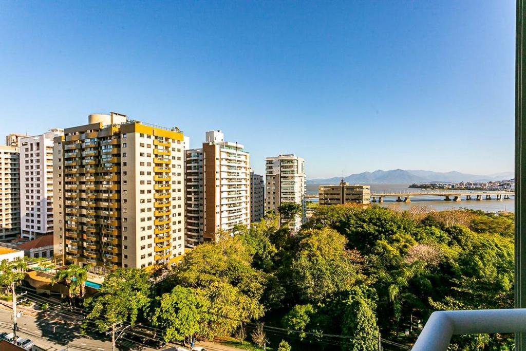  Apartamento em condomínio com infra completa e vista mar CA17