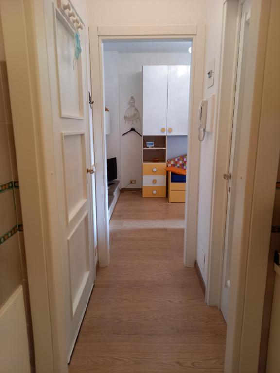 um corredor que leva a uma sala com um quarto em Casa Nilva Holiday in Sanremo em Sanremo