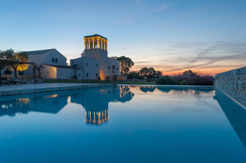 einem Wasserpool vor einem Gebäude in der Unterkunft Villa Torre Bianca by Emily Hotels in Polignano a Mare