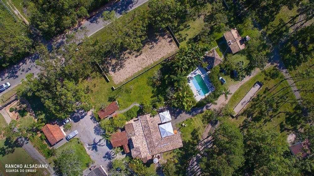 una vista aérea de una casa con patio en Pousada Villa Da Guarda en Guarda do Embaú