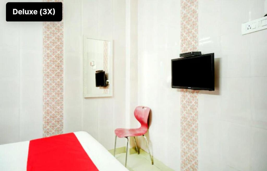 TV a/nebo společenská místnost v ubytování Silver Cloud Hotel Sholinganallur