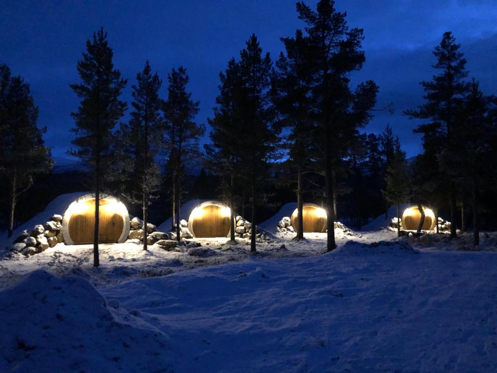 a group of spheres in the snow at night at Eventyrhyttene i Jotunheimen in Stuttgongfossen