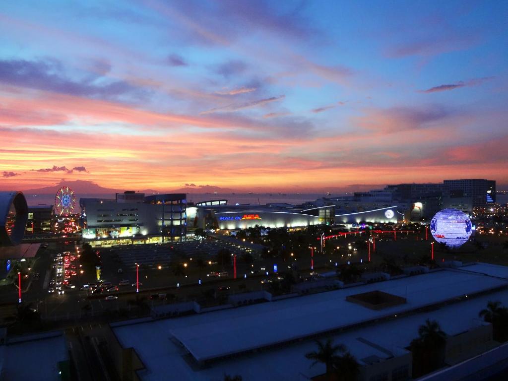 uma vista para uma cidade à noite com luzes em manila sea view homes 21 em Manila