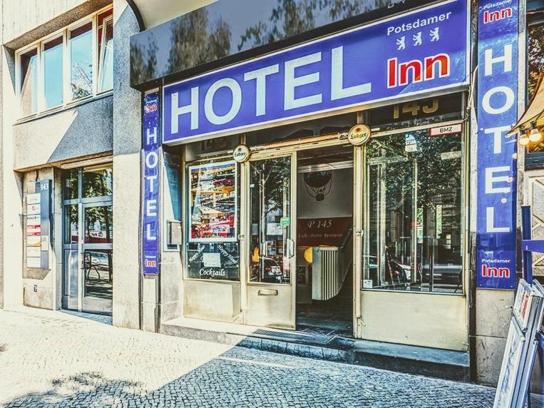 una tienda de hotel al lado de una calle en Potsdamer Inn, en Berlín