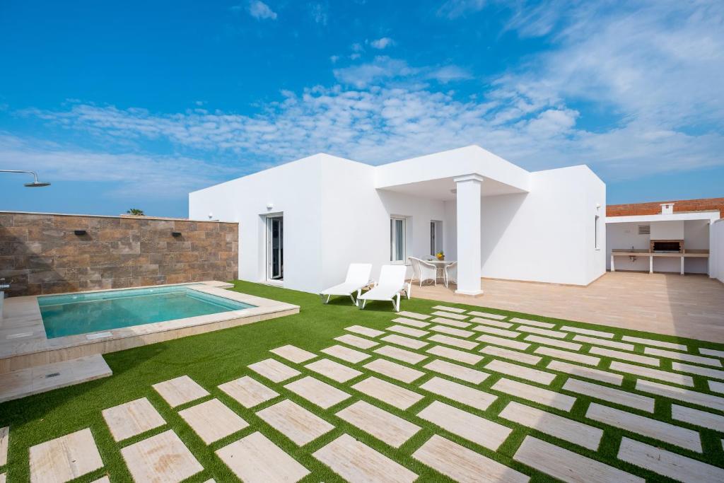 Villa con piscina en medio de un patio en Casa El Palmar 1 en Vejer de la Frontera