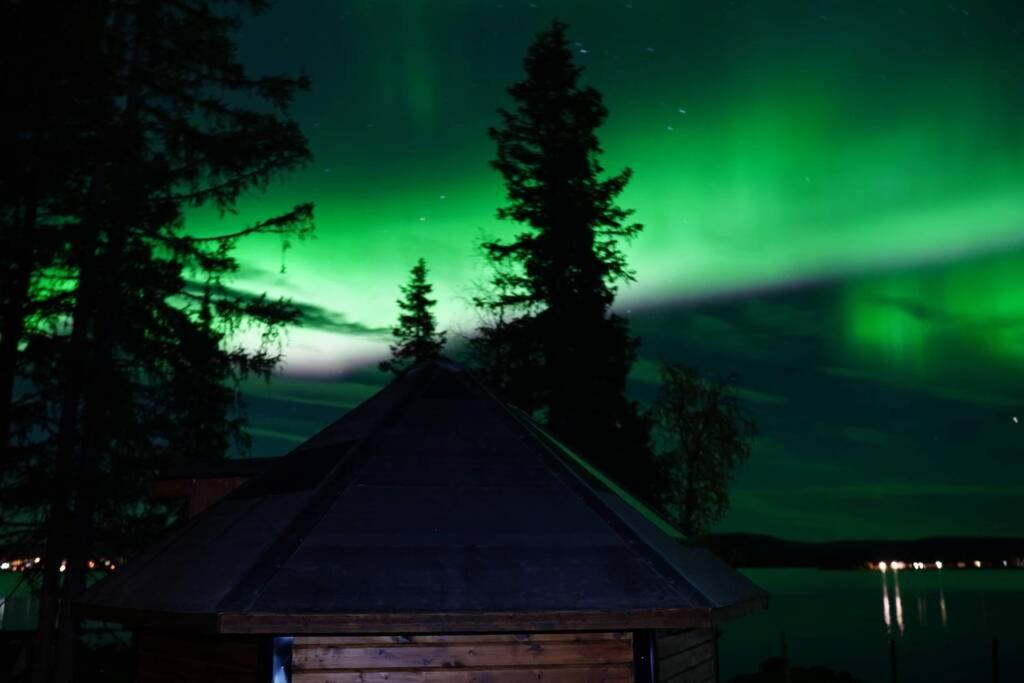 une image de l'aurore boralis sur une cabine dans l'établissement Northernlight cabin, à Kiruna