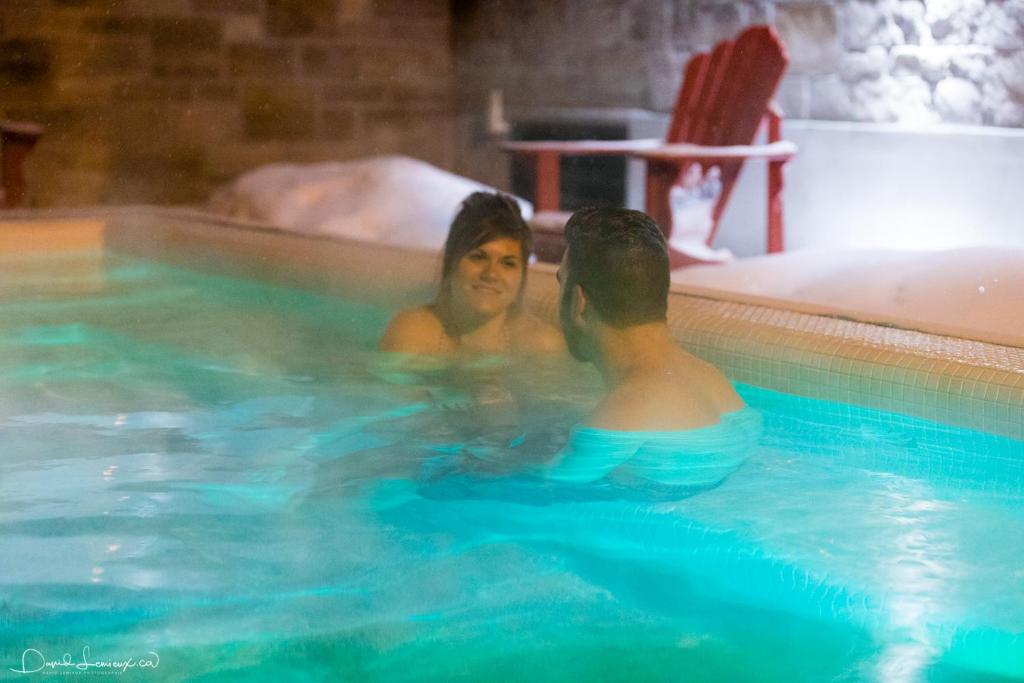 mężczyzna i kobieta w basenie w obiekcie Hotel V w mieście Gatineau