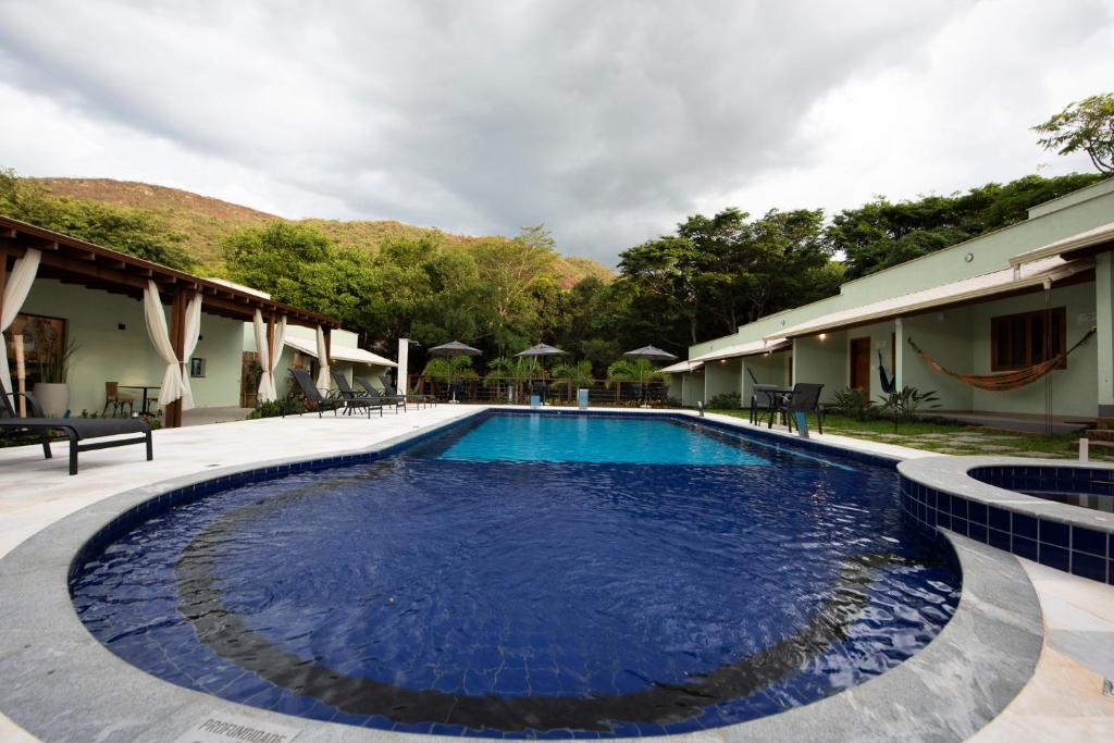 a large swimming pool in front of a building at Pousada Cantuá in Serra do Cipo