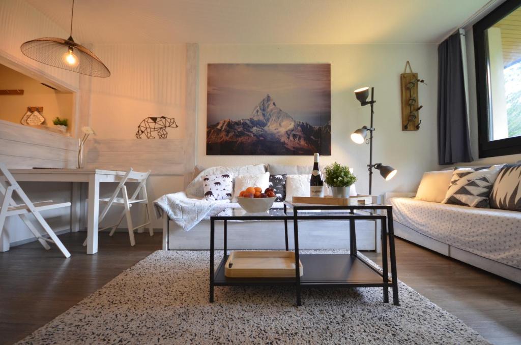 - un salon avec un canapé et une table dans l'établissement Nid douillet à proximité des pistes, à Chamonix-Mont-Blanc