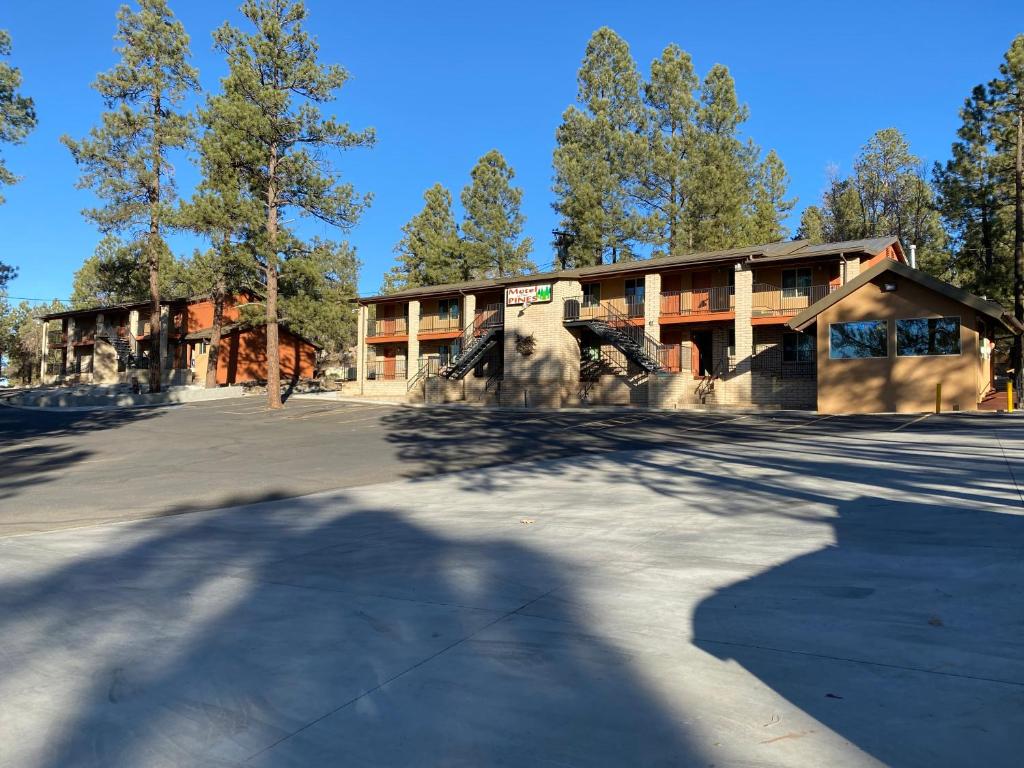 a building with a skateboard ramp in a parking lot at Motel In The Pines in Munds Park