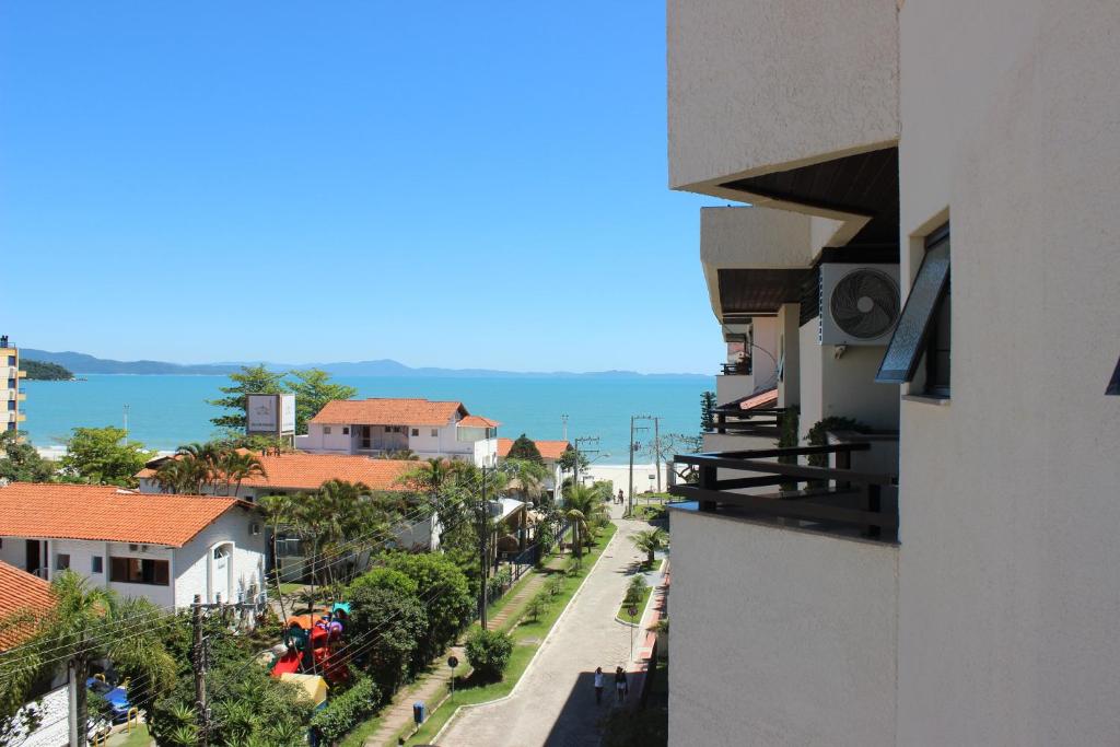 vistas al océano desde el balcón de un edificio en Paraíso Palace Hotel II e III, en Florianópolis