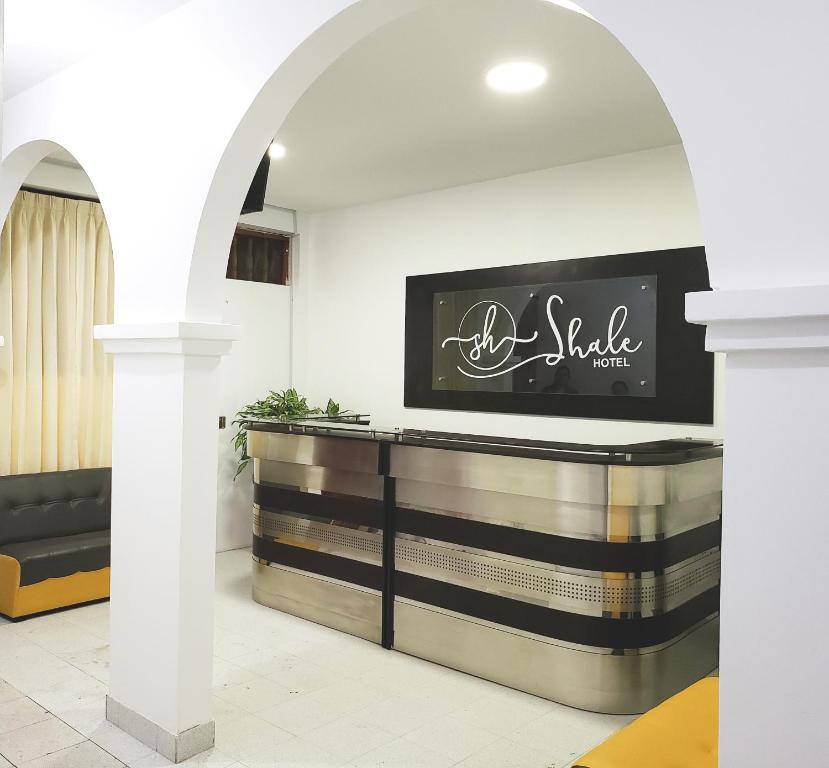 eine Lobby mit einer Rezeption in einem Gebäude in der Unterkunft Shale Hotel in Chachapoyas
