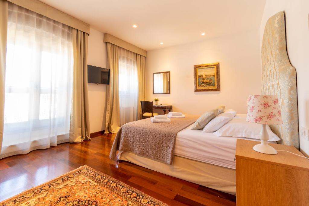 Posteľ alebo postele v izbe v ubytovaní B&B Heritage Villa Apolon