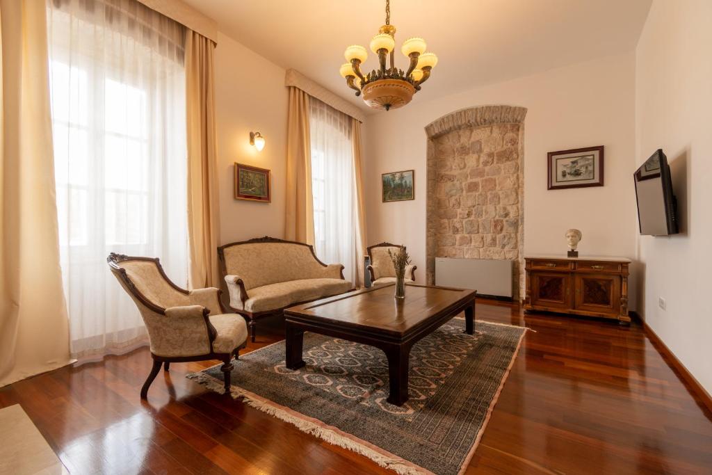 Televízia a/alebo spoločenská miestnosť v ubytovaní B&B Heritage Villa Apolon