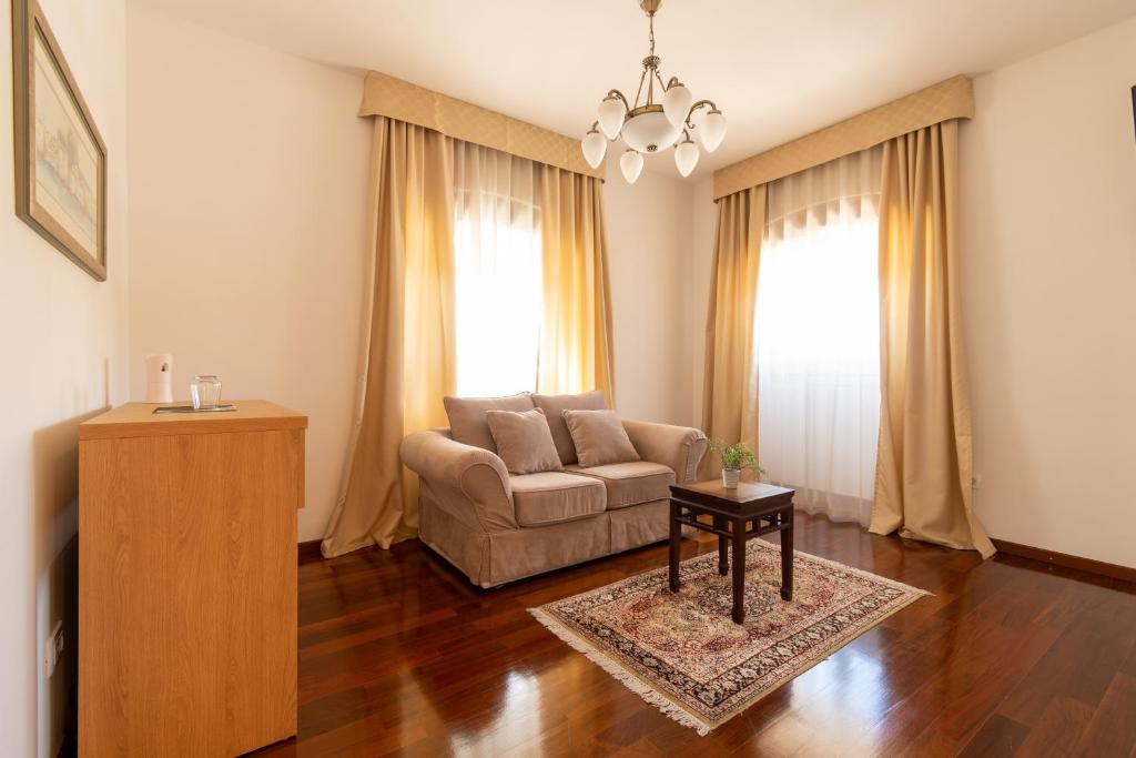 Posedenie v ubytovaní B&B Heritage Villa Apolon