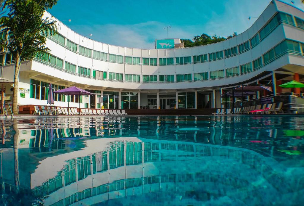 a swimming pool in front of a building at Hotel Puente Nacional & Spa in Puente Nacional