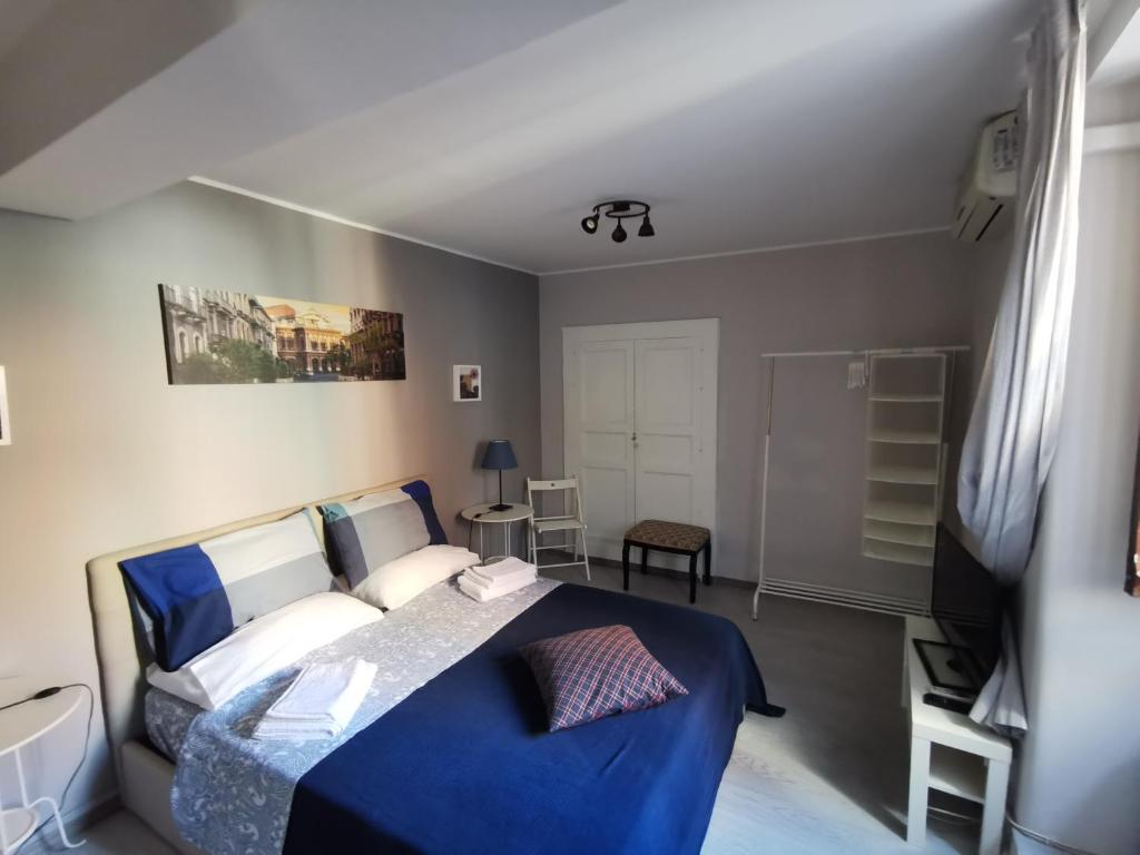 A bed or beds in a room at Two Rooms Bellini