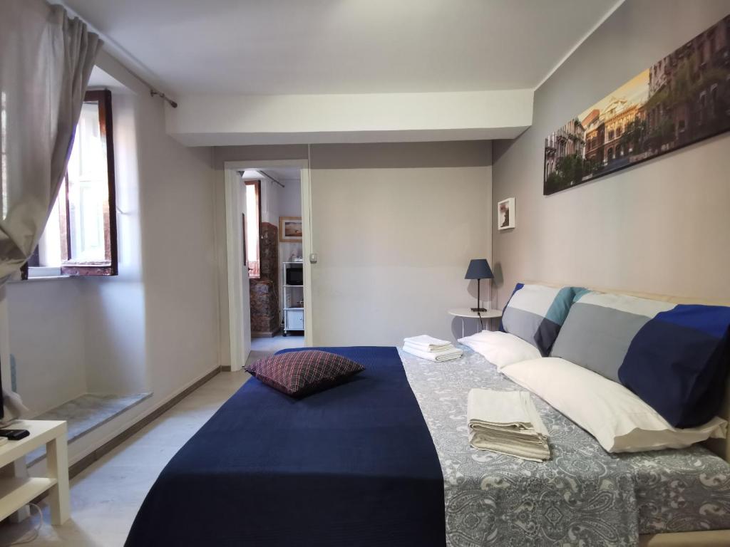 A bed or beds in a room at Two Rooms Bellini
