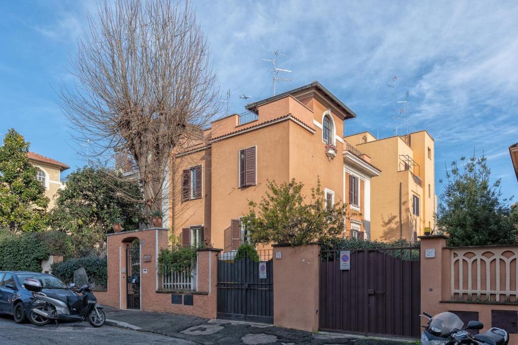 ローマにあるA Vinicius et Mitaの正面に駐輪場がある家