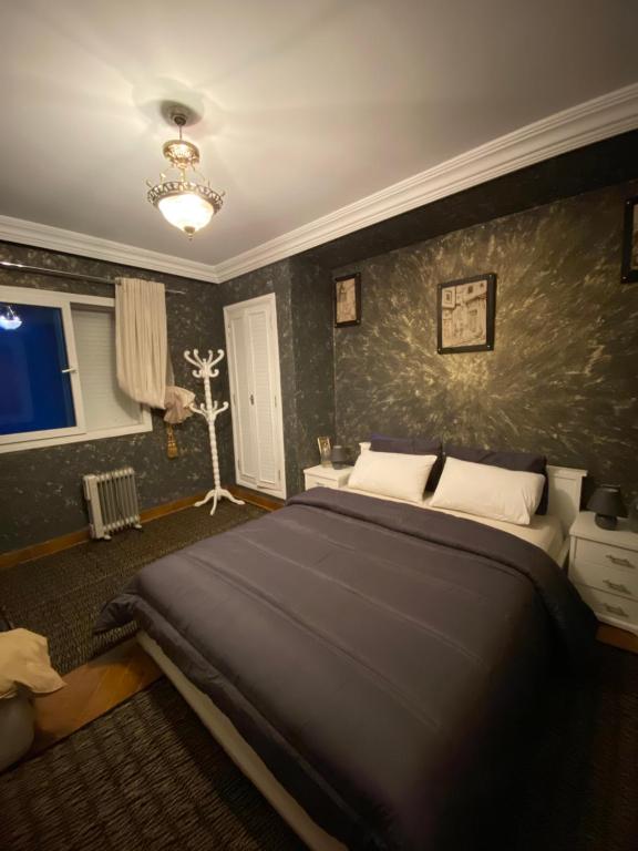 Säng eller sängar i ett rum på Très joli appartement au centre de IFRANE