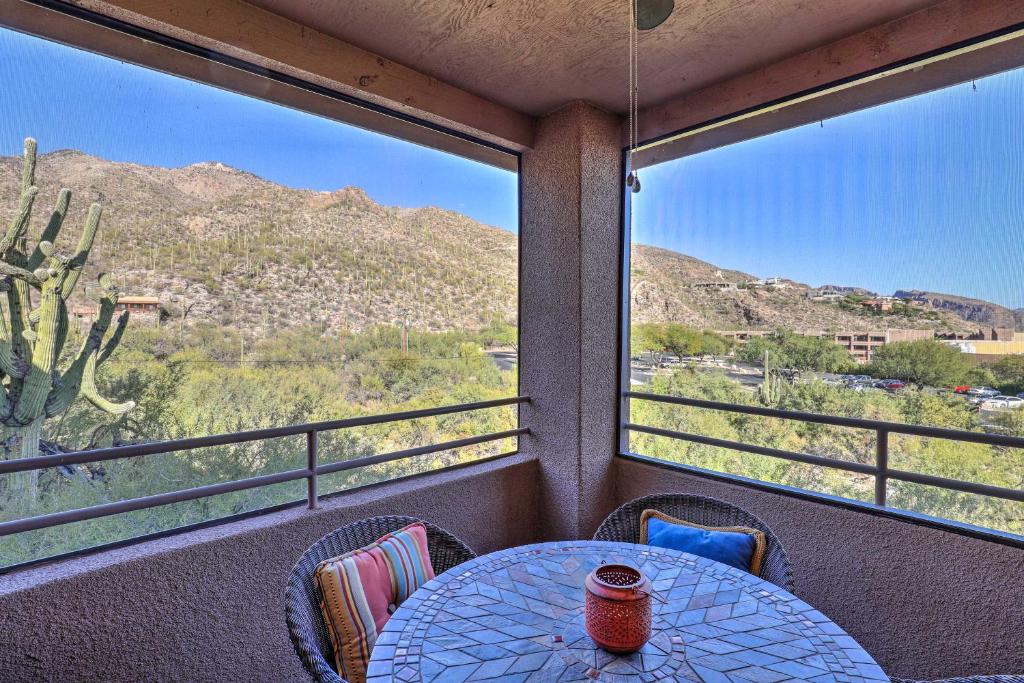 einen Tisch auf einem Balkon mit Blick auf einen Kaktus in der Unterkunft Serene Desert Escape with Porch and Resort-Style Perks in Tucson