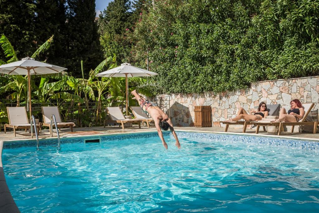 Bazén v ubytování La Signora Hotel nebo v jeho okolí