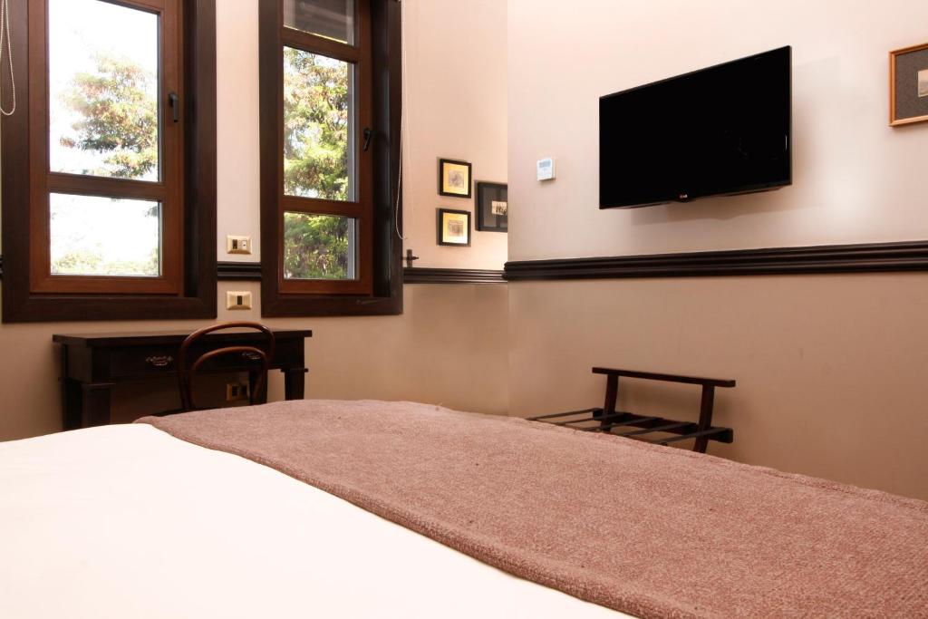 TV a/nebo společenská místnost v ubytování Hotel Boutique Castillo Rojo