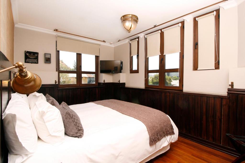 Postel nebo postele na pokoji v ubytování Hotel Boutique Castillo Rojo