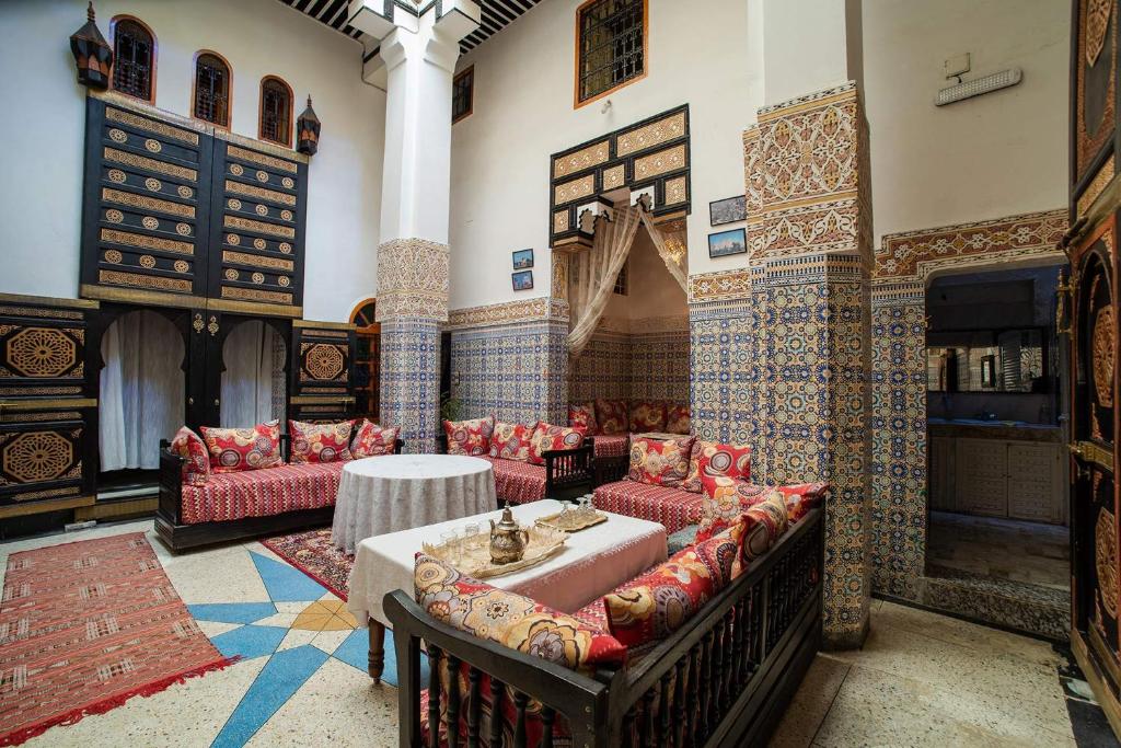 una habitación con sofás y una mesa en un edificio en Dar Hlimi, en Fez