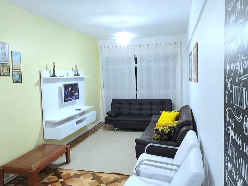  Lindo apartamento amplo e aconchegante acomoda ate 8 pessoas todo reformado situado na praia da Enseada umas das mais belas da cidade